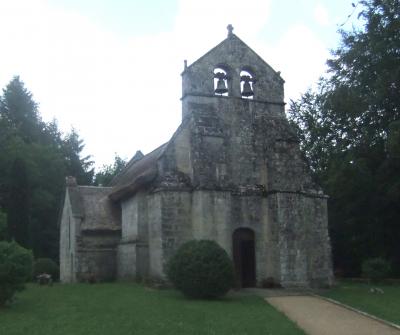 Église au toit de chaume de Lestards - Massif de Monédières